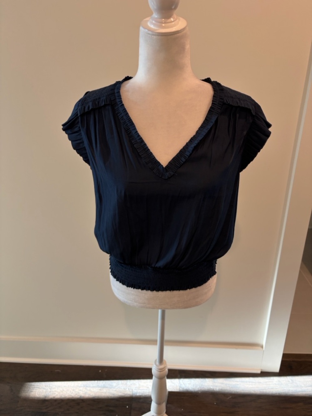 New With Tags Evereve Brynlee Smocked Satin Top Sz M